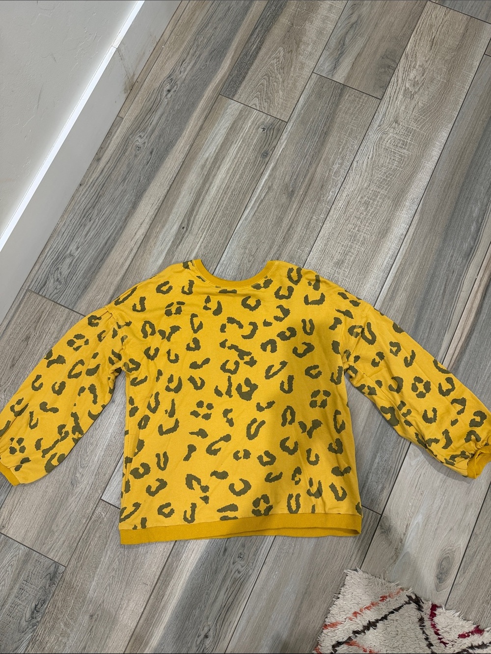 easel Yellow Leopard Print Women's Pullover Sweatshirt